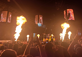 Παροξυσμός στο ΟΑΚΑ: Οι Metallica ξεσήκωσαν το κοινό παίζοντας «Ζορμπά» και «Τρύπες» [βίντεο]