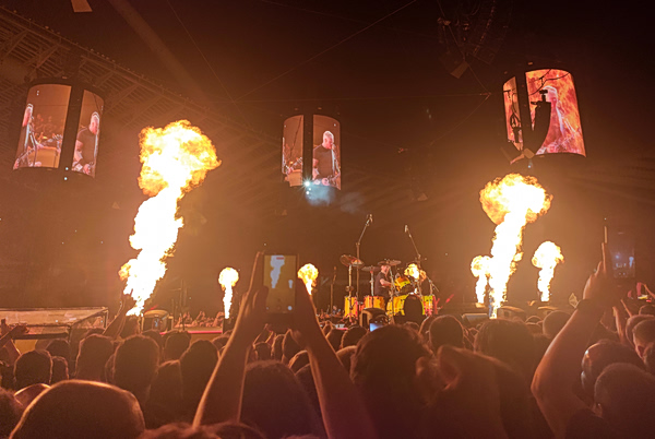 Παροξυσμός στο ΟΑΚΑ: Οι Metallica ξεσήκωσαν το κοινό παίζοντας «Ζορμπά» και «Τρύπες» [βίντεο]