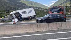Σοβαρό τροχαίο με τροχόσπιτο στην Ιόνια Οδό – Απεγκλωβίστηκε τετραμελής οικογένεια Γάλλων – Μεταφέρθηκαν στο νοσοκομείο