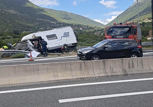 Τροχαίο με τροχόσπιτο στην Ιόνια Οδό – Απεγκλωβίστηκε τετραμελής οικογένεια Γάλλων – Μεταφέρθηκαν στο νοσοκομείο