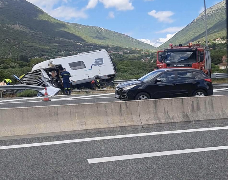 Σοβαρό τροχαίο με τροχόσπιτο στην Ιόνια Οδό – Απεγκλωβίστηκε τετραμελής οικογένεια Γάλλων – Μεταφέρθηκαν στο νοσοκομείο