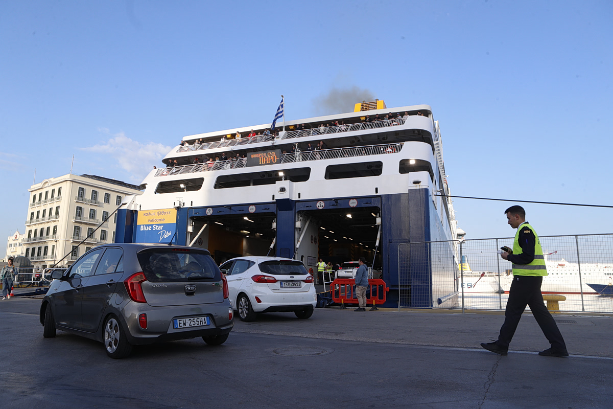 Τριήμερο Αγίου Πνεύματος: Φεύγουν οι εκδρομείς – Αυξημένη κίνηση σε ΚΤΕΛ Κηφισού, λιμάνι Πειραιά και Λεωφόρο Αθηνών