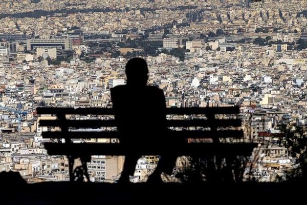 Περιφέρεια που αδειάζει, πόλεις που «ασφυκτιούν»: Το διπλό αδιέξοδο της χώρας