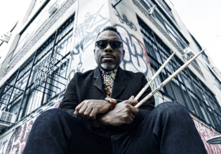 Nate Smith: Ο ντράμερ που ένωσε από τη jazz μέχρι τη groove μουσική