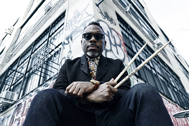 Nate Smith: Ο ντράμερ που ένωσε από τη jazz μέχρι τη groove μουσική