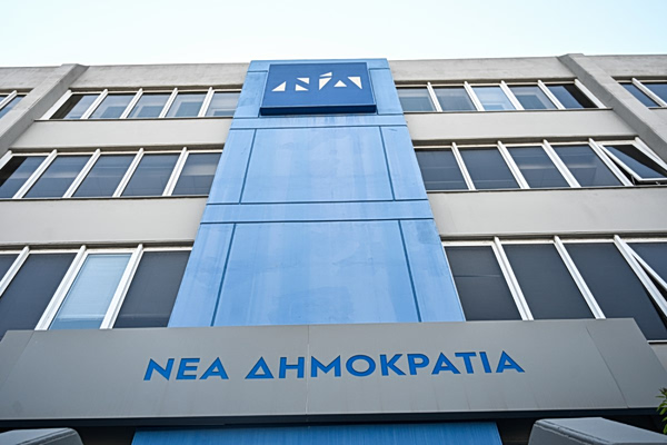 Ετοιμάζουν συνέδριο με χειροκροτήματα στα φανερά, μα και με κοφτερά μαχαίρια στα κρυφά…