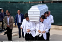 Γωγώ Μαστροκώστα: Συντετριμμένοι ο Τραϊανός Δέλλας, η κόρη και η μητέρα της στο τελευταίο αντίο