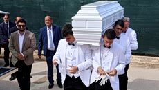 Γωγώ Μαστροκώστα: Συντετριμμένοι ο Τραϊανός Δέλλας, η κόρη και η μητέρα της στο τελευταίο αντίο