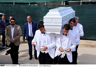 Γωγώ Μαστροκώστα: Συντετριμμένος ο Τραϊνος Δέλλας και η μητέρα της στην  κηδεία της