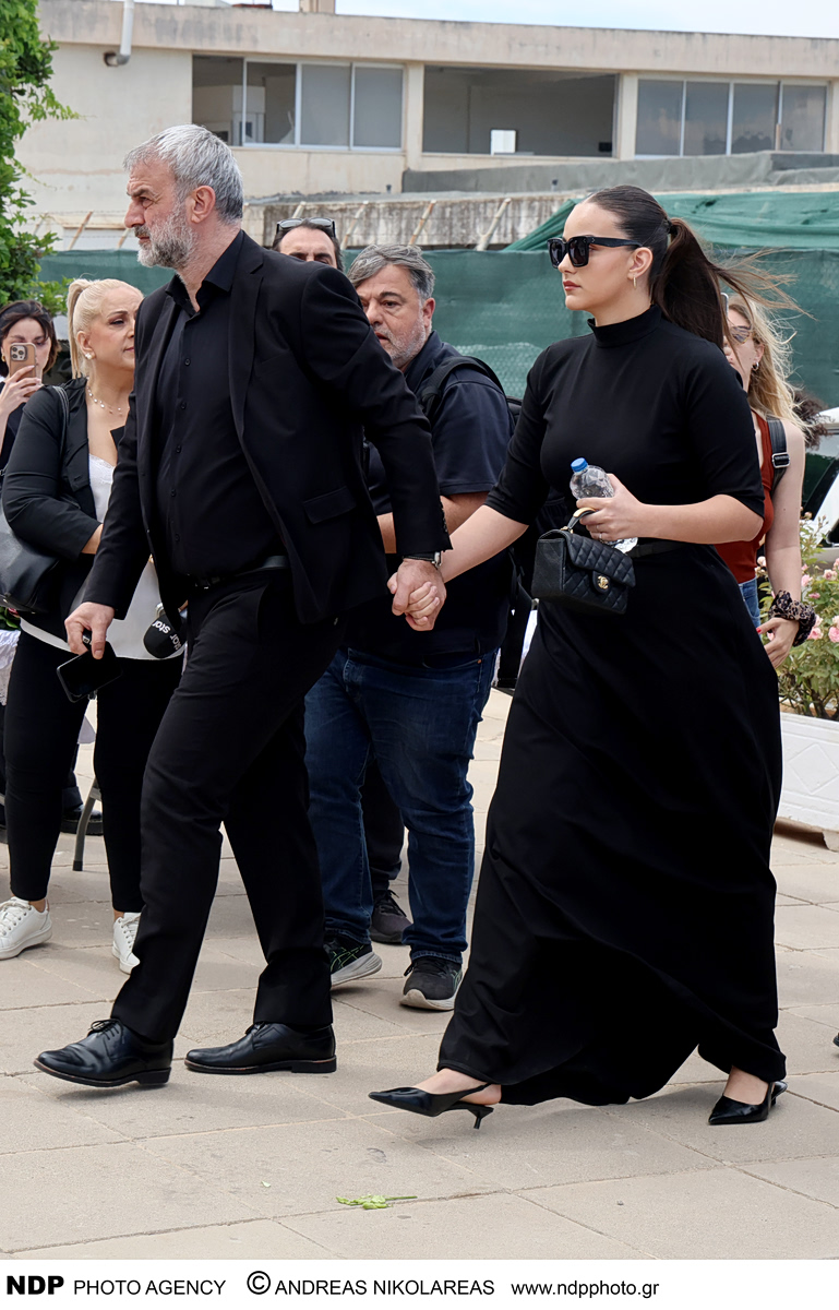 Πατέρας και κόρη πιασμένοι χέρι χέρι