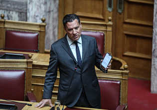 Οργή Γεωργιάδη για τη φωτογραφία με γυναίκα στα social – «Δεν είμαι εγώ, μάλλον είναι AI»