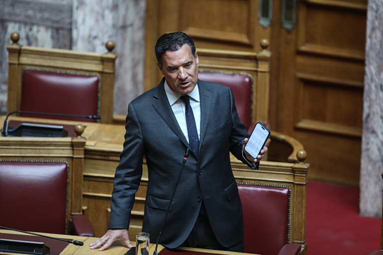 Οργή Γεωργιάδη για τη φωτογραφία με γυναίκα στα social – «Δεν είμαι εγώ, μάλλον είναι AI»