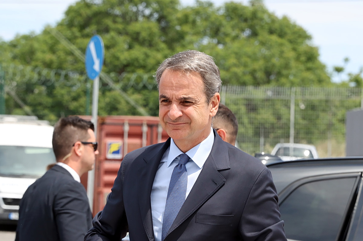 Αμήχανος Μητσοτάκης με εξυπνακισμούς για το ΕΑΜ προσπαθεί να απαξιώσει Τσίπρα και ΕΛΑΣ