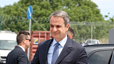 Αμήχανος Μητσοτάκης με εξυπνακισμούς για το ΕΑΜ προσπαθεί να απαξιώσει Τσίπρα και ΕΛΑΣ