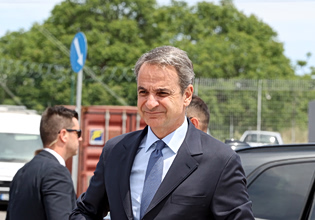 Αμήχανος Μητσοτάκης με εξυπνακισμούς για το ΕΑΜ προσπαθεί να απαξιώσει Τσίπρα και ΕΛΑΣ