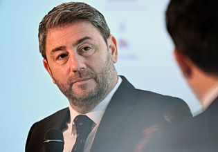 Το διπλό «μέτωπο» του ΠΑΣΟΚ απέναντι στη ΝΔ και η απόφαση του συνεδρίου – Παρών ο Ανδρουλάκης στη Βουλή