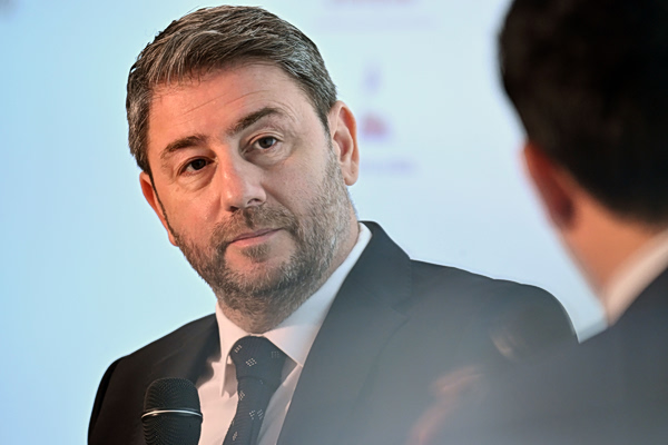 Το διπλό «μέτωπο» του ΠΑΣΟΚ απέναντι στη ΝΔ και η απόφαση του συνεδρίου – Παρών ο Ανδρουλάκης στη Βουλή