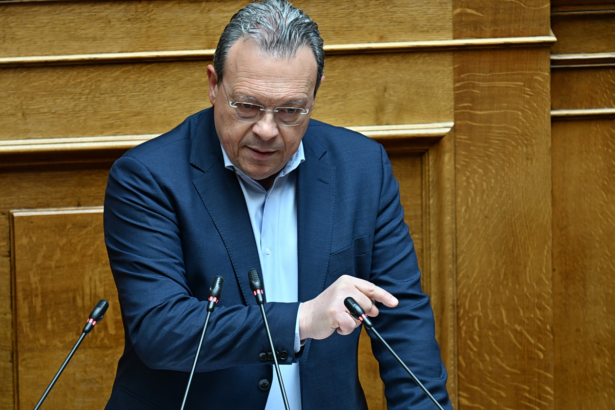 Φάμελλος: Λαβύρινθος σκανδάλων που ξεκινούν και τελειώνουν στο Μαξίμου – Κρυπτόμενος και πολλαπλά εκβιαζόμενος πρωθυπουργός