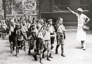 Εκπαίδευση ή Προπαγάνδα; Πώς τα αυταρχικά καθεστώτα χρησιμοποιούν την παιδεία ως πολιτικό εργαλείο