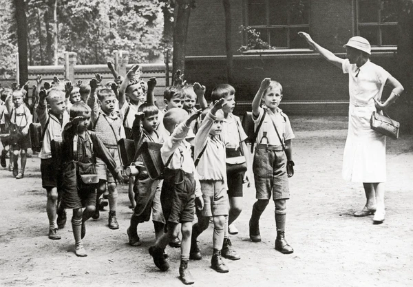 Εκπαίδευση ή Προπαγάνδα; Πώς τα αυταρχικά καθεστώτα χρησιμοποιούν την παιδεία ως πολιτικό εργαλείο