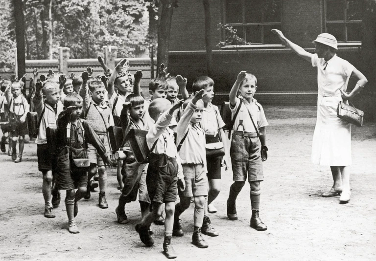 Εκπαίδευση ή Προπαγάνδα; Πώς τα αυταρχικά καθεστώτα χρησιμοποιούν την παιδεία ως πολιτικό εργαλείο