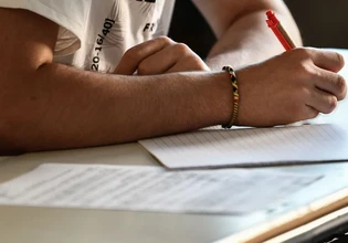 Πόσο δίκαιες είναι οι Πανελλαδικές; Γιατί η Ελλάδα «διψά» για γιατρούς και δικηγόρους; – Τι λέει σύμβουλος σταδιοδρομίας