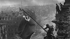 Πώς τραβήχτηκε το θρυλικό καρέ με τη σημαία στο κατεστραμμένο Ράιχσταγκ