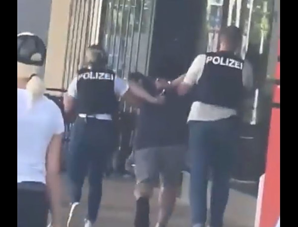 Ελβετία: Η στιγμή της σύλληψης του 31χρονου δράστη που μαχαίρωσε 3 άτομα και φώναζε «Αλλάχου Άκμπαρ»