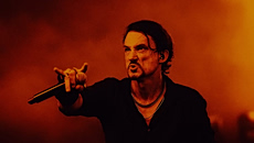 Συναυλία Metallica: Ο κιθαρίστας των Gojira με μπλούζα «Όχι μετρό στην πλατεία Εξαρχείων»