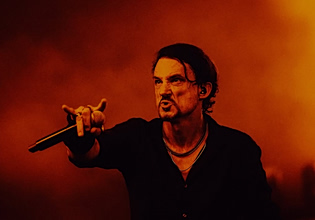 Συναυλία Metallica: Ο κιθαρίστας των Gojira με μπλούζα «Όχι μετρό στην πλατεία Εξαρχείων»