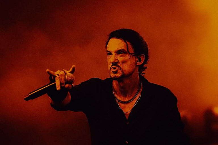 Συναυλία Metallica: Ο κιθαρίστας των Gojira με μπλούζα «Όχι μετρό στην πλατεία Εξαρχείων»