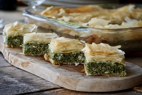 Συνταγή: Σπανακοπιτάκια με σαλάτα ντομάτας
