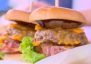 Συνταγή: Burger με μοσχαρίσιο κιμά, καραμελωμένα κρεμμύδια & BBQ σάλτσα