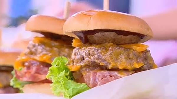 Συνταγή: Burger με μοσχαρίσιο κιμά, καραμελωμένα κρεμμύδια & BBQ σάλτσα