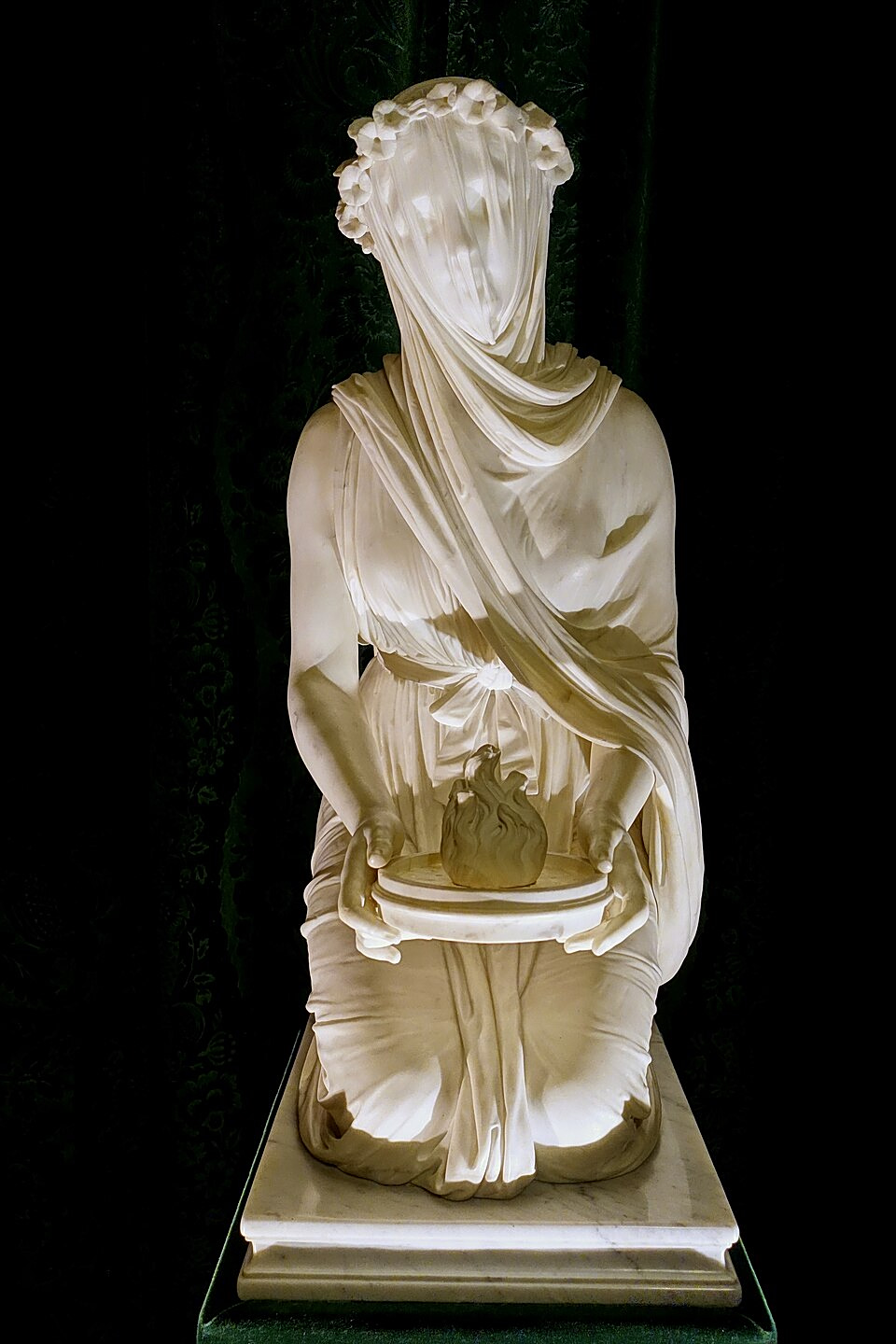 Το Veiled Vestal — ή La vestale velata στα ιταλικά — είναι γλυπτό του Ραφαέλε Μόντι, φιλοτεχνημένο το 1847.