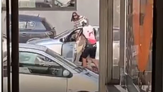 Βίντεο-σοκ: Ποδηλάτης άρπαξε από τον λαιμό γυναίκα οδηγό και την γρονθοκόπησε στη μέση του δρόμου