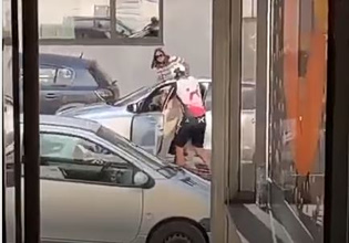 Βίντεο-σοκ: Ποδηλάτης άρπαξε από τον λαιμό γυναίκα οδηγό και την γρονθοκόπησε στη μέση του δρόμου
