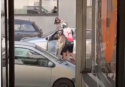 Βίντεο-σοκ: Ποδηλάτης άρπαξε από τον λαιμό γυναίκα οδηγό και την γρονθοκόπησε στη μέση του δρόμου