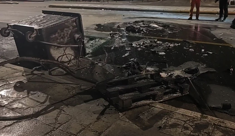 Φωτιά σε κάδους στη λεωφόρο Αλεξάνδρας - Διακόπηκε για λίγο η κυκλοφορία