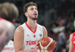 Στο «T-Center» ο σταρ του NBA, Αλπερέν Σενγκούν – Έντονες αποδοκιμασίες για τον Τούρκο (vid)