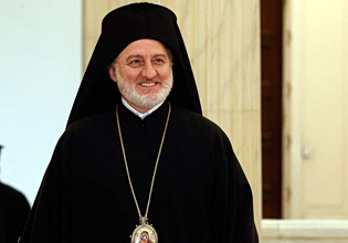 Περιπέτεια για τον Αρχιεπίσκοπο Αμερικής Ελπιδοφόρο – Ένιωσε αδιαθεσία την ώρα της Λειτουργίας στην Καλαμαριά
