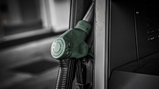 Fuel Pass: Ο «κουμπαράς» των 50 ευρώ που σε αξία καυσίμου δεν καλύπτει ούτε το μισό ποσό
