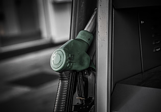 Fuel Pass: Ο «κουμπαράς» των 50 ευρώ που σε αξία καυσίμου δεν καλύπτει ούτε το μισό ποσό