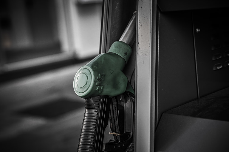 Fuel Pass: Ο «κουμπαράς» των 50 ευρώ που σε αξία καυσίμου δεν καλύπτει ούτε το μισό ποσό