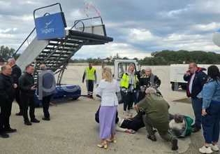 ΠΑΣΟΚ: Διεθνές ρεζίλι στο ποδαρικό της τουριστικής σεζόν – Κατέρρευσε σκάλα επιβίβασης στο αεροδρόμιο του Αράξου
