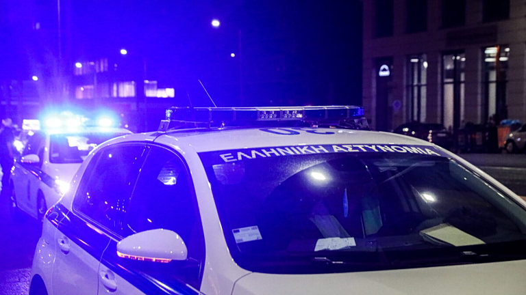 Κερατσίνι: Ανδρας έπεσε στο κενό από μπαλκόνι 2ου ορόφου ενώ τον «προσέγγιζαν» αστυνομικοί