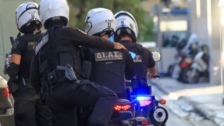 Άνω Λιόσια: Επίθεση με πέτρες και ξύλα σε ομάδα ΔΙΑΣ που καταδίωκε ύποπτο ΙΧ – Δάγκωσαν αστυνομικό