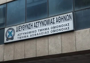 «Της αρέσουν οι ένστολοι» – Οι προκλητικοί ισχυρισμοί των αστυνομικών στη δίκη για τον βιασμό της 19χρονης στο ΑΤ Ομονοίας