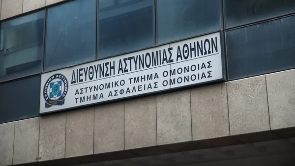 «Της αρέσουν οι ένστολοι» – Οι προκλητικοί ισχυρισμοί των αστυνομικών στη δίκη για τον βιασμό της 19χρονης στο ΑΤ Ομονοίας