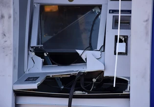 Ανατίναξαν ATM στα Οινόφυτα – 100.000 ευρώ άρπαξαν οι δράστες